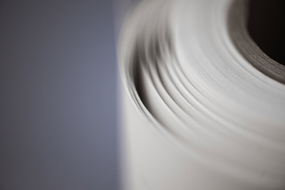 Kraftpapier (braun, recycelt und weiss) lieferbar in 60-200 g/m². Kraftpapier (braun, recycelt und weiss) lieferbar in 60-200 g/m².